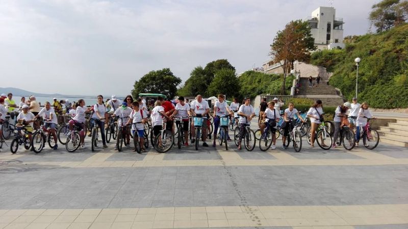 Фотооко: Десетки се включиха на велошествие с Тити Папазов, Йордан Йовчев и Тереза Маринова - E-Burgas.com